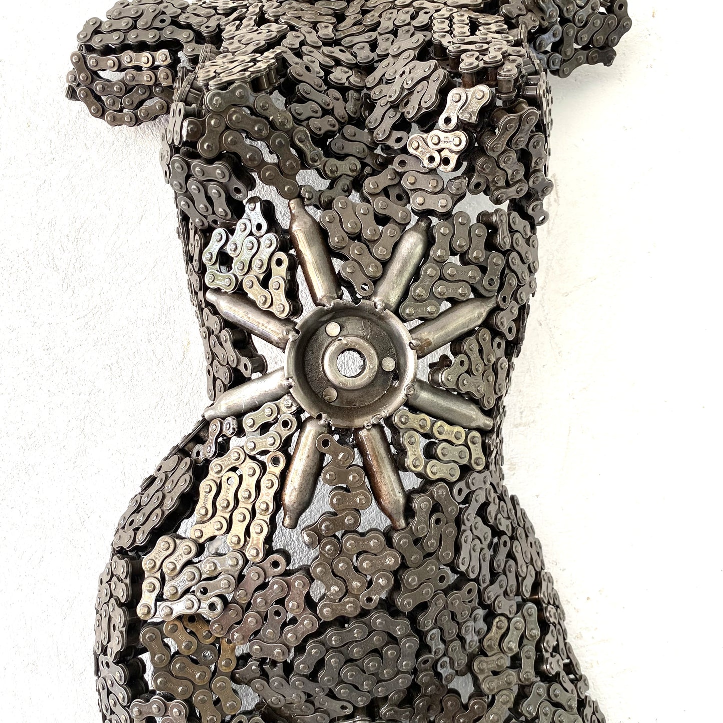 Sculpture demi-buste de femme en métal recyclé – H70 × L45 × P15 cm