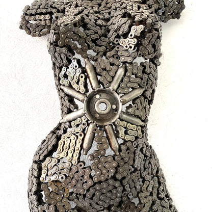 Sculpture demi-buste de femme en métal recyclé – H70 × L45 × P15 cm