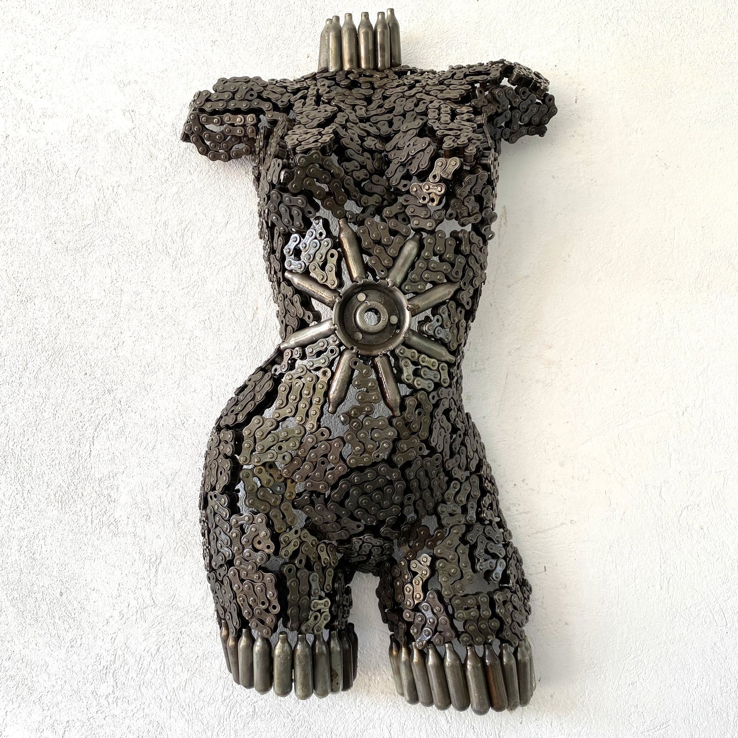 Sculpture demi-buste de femme en métal recyclé – H70 × L45 × P15 cm