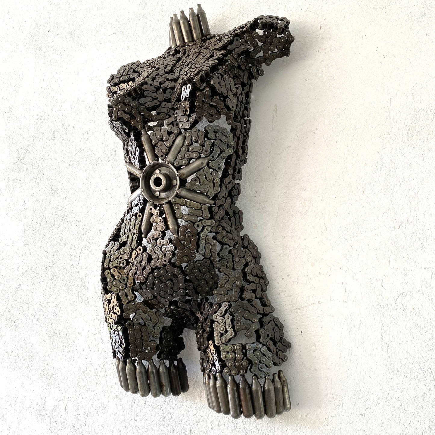Sculpture demi-buste de femme en métal recyclé – H70 × L45 × P15 cm