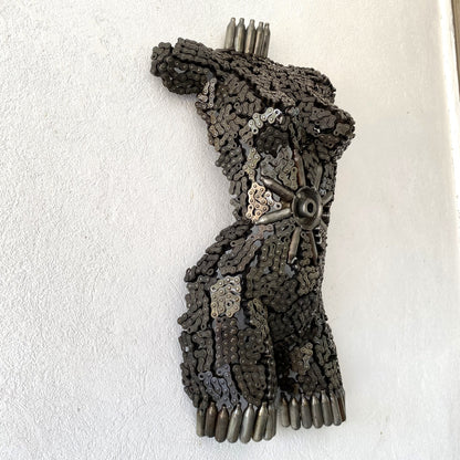 Sculpture demi-buste de femme en métal recyclé – H70 × L45 × P15 cm