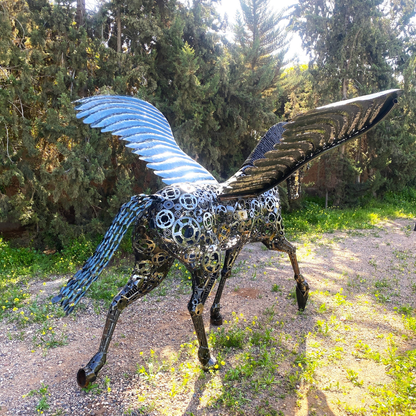 Détail ailes sculpture Pégase métal recyclé avec soudures apparentes et volumes métalliques texturés