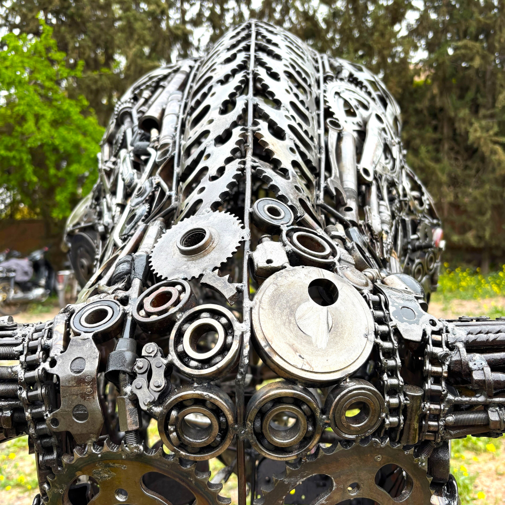 Détail artistique de sculpture taureau tête droite en métal recyclé avec assemblage manuel et finition brute