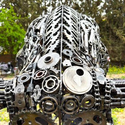 Détail artistique de sculpture taureau tête droite en métal recyclé avec assemblage manuel et finition brute