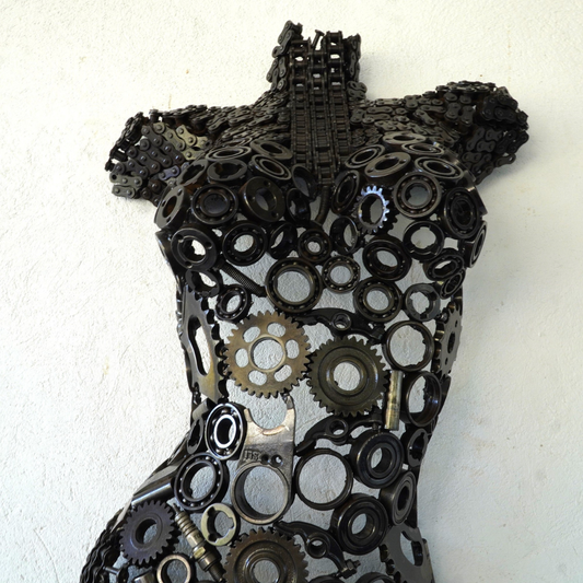 Détail sculpture buste femme métal recyclé assemblage artisanal