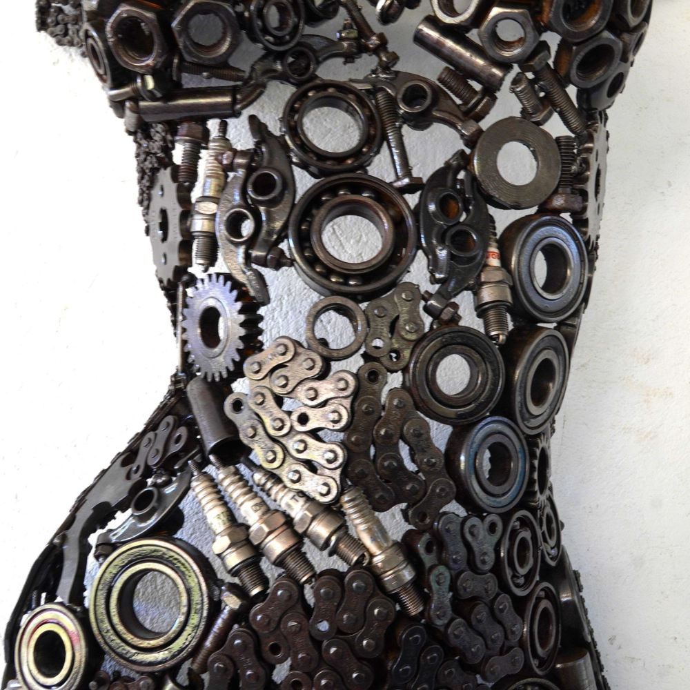 Détail sculpture buste femme métal recyclé assemblage artisanal
