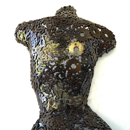 Détail sculpture buste femme métal recyclé textures et soudures artisanales
