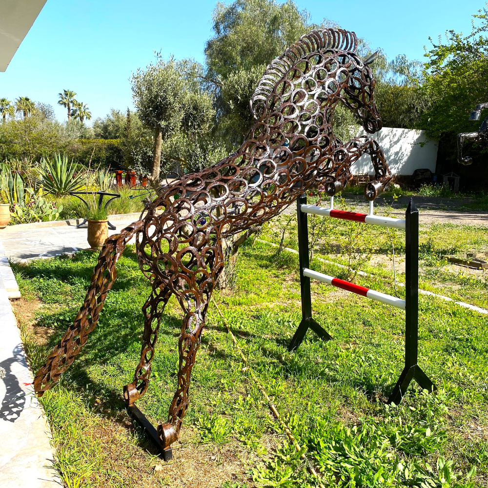 Détail courbes sculpture cheval en fers recyclés avec lignes dynamiques et soudures artisanales