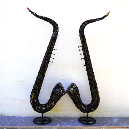 Détail sculpture saxophone en métal recyclé avec reliefs et soudures apparentes