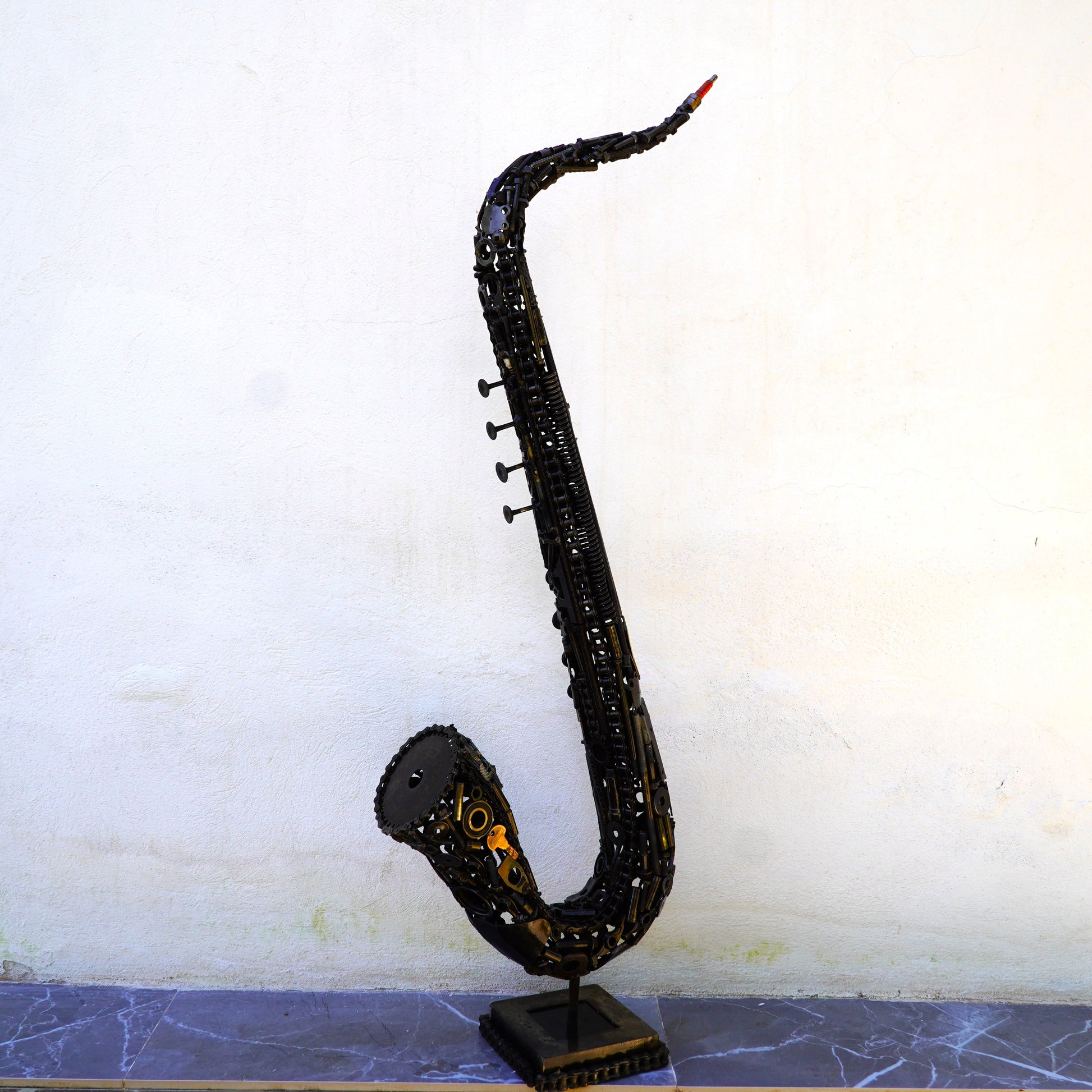 Détail sculpture saxophone métal recyclé avec soudures et textures métalliques