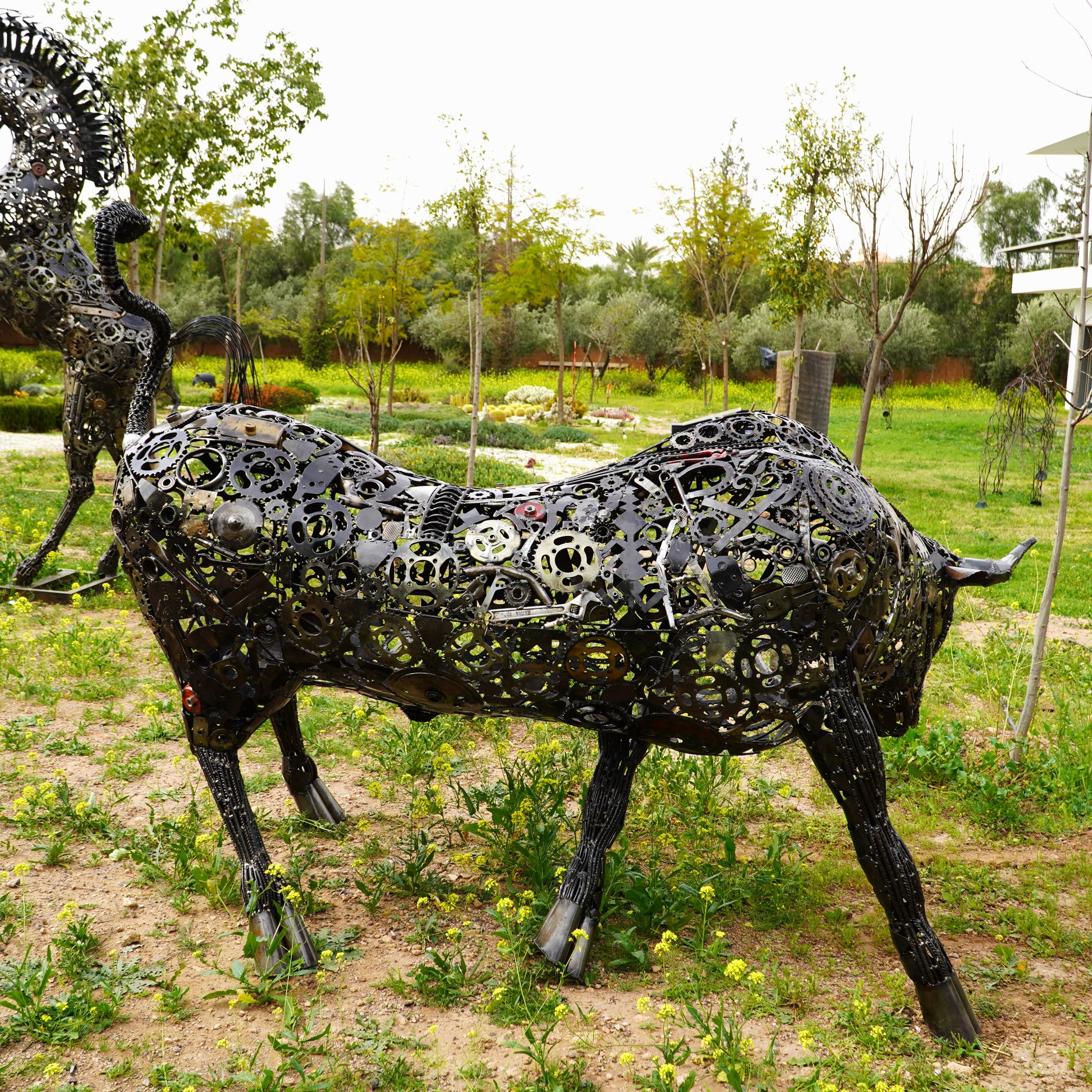 Détail sculpture taureau métal recyclé avec assemblage et soudures artisanales