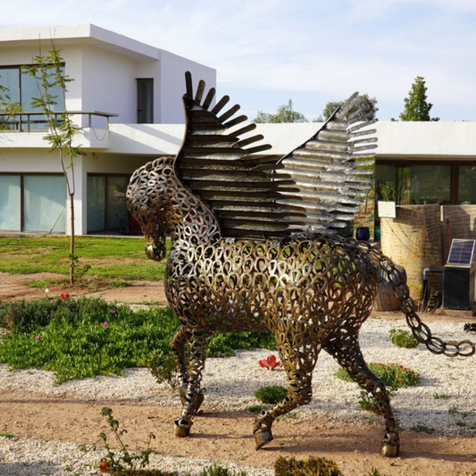 cheval pégase, cheval de metal, cheval mécanique, cheval mecanique, tete de cheval, statue cheval extérieur, statue cheval jardin, sculpture animaux, tête de cheval, sculpture cheval, statue cheval, cheval cabré, statue cheval, cheval cabre, statue equestre, , cheval en bronze, decoration cheval, sculpture metal, deco jardin metal, deco jardin, décoration fer forgé extérieur, decoration exterieur, sculpture metal jardin, pégase cheval, cheval ailé, sculpture métal recyclé.