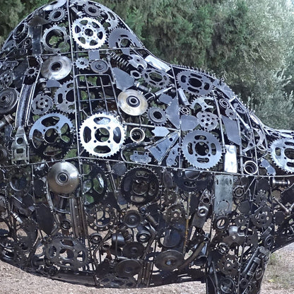 sculpture dromadaire métal recyclé, statue dromadaire déco jardin, dromadaire en fer forgé, art animalier métal recyclé, décoration extérieure dromadaire, sculpture artisanale dromadaire, dromadaire métal fait main, dromadaire géant pour jardin, œuvre d’art écologique métal, sculpture métal style désert, animal métal recyclé extérieur, dromadaire déco artistique, sculpture contemporaine en métal.