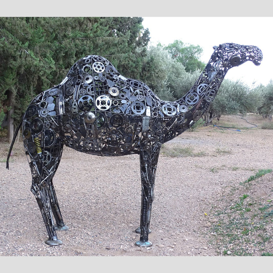 sculpture dromadaire métal recyclé, statue dromadaire déco jardin, dromadaire en fer forgé, art animalier métal recyclé, décoration extérieure dromadaire, sculpture artisanale dromadaire, dromadaire métal fait main, dromadaire géant pour jardin, œuvre d’art écologique métal, sculpture métal style désert, animal métal recyclé extérieur, dromadaire déco artistique, sculpture contemporaine en métal.