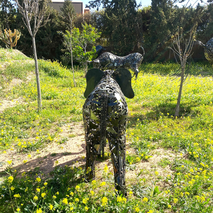 Sculpture éléphant en métal recyclé vue arrière dans un jardin avec finition artisanale métal brut
