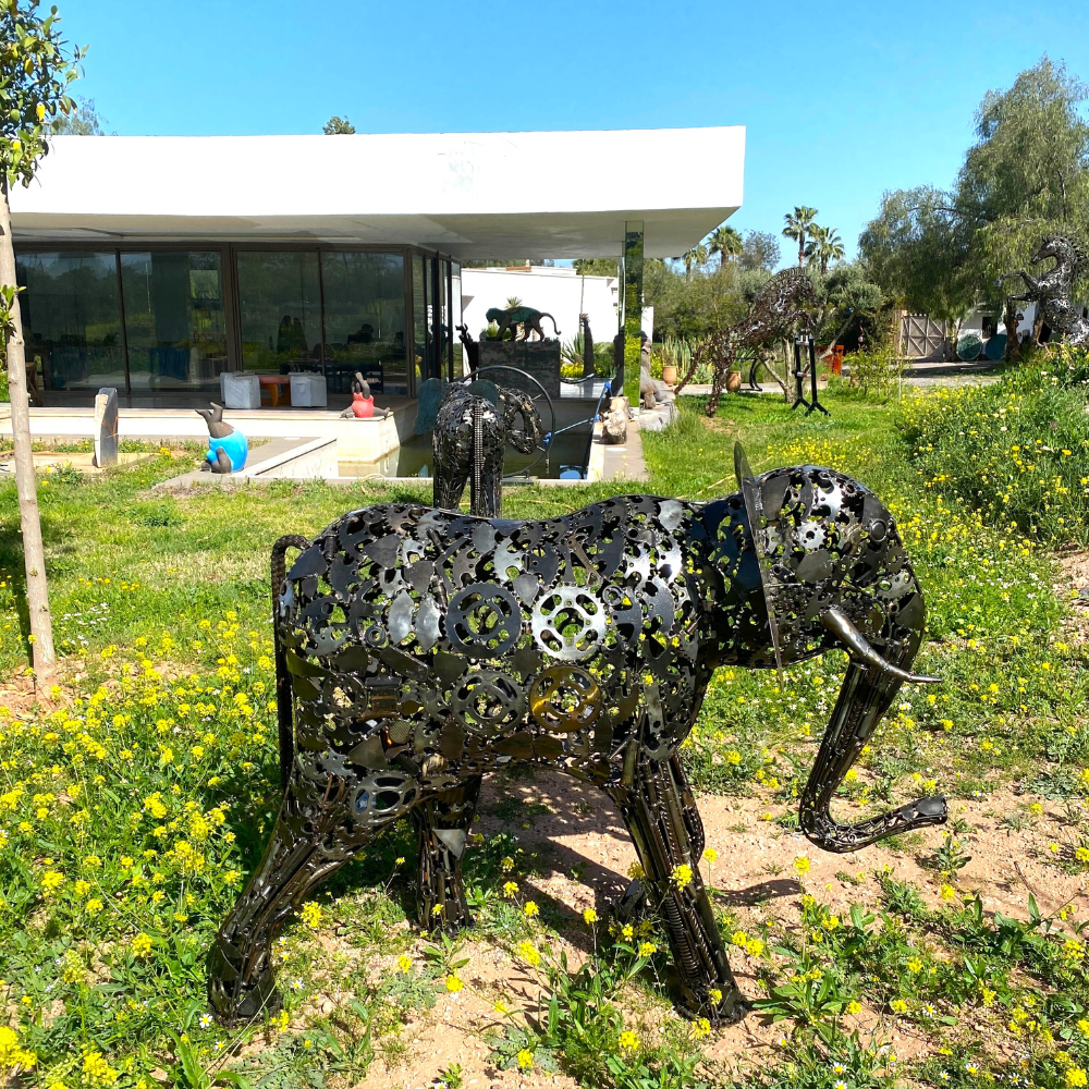 Vue côté droite sculpture éléphant en métal recyclé avec silhouette contemporaine pour décoration extérieure