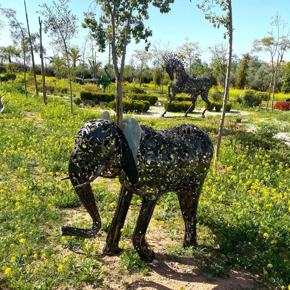Vue côté gauche sculpture éléphant en métal recyclé montrant les reliefs du métal et les soudures visibles