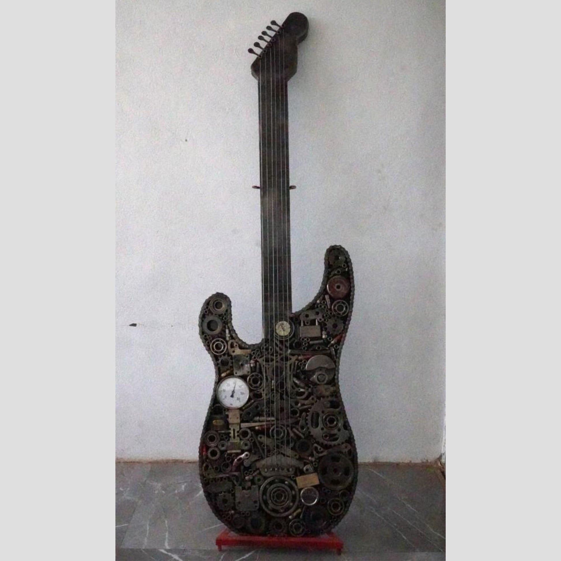 Sculpture en metal, guitare en metal, guitare en métal, guitare métallique, guitare déco, guitare mur deco, guitare mur, guitare decorative, guitare décoration murale, guitare décoration, decoration guitare, guitare pour metal, guitare métal, guitar metal, guitare electrique metal, deco guitare murale, deco guitare.