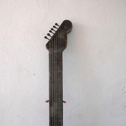 Sculpture en metal, guitare en metal, guitare en métal, guitare métallique, guitare déco, guitare mur deco, guitare mur, guitare decorative, guitare décoration murale, guitare décoration, decoration guitare, guitare pour metal, guitare métal, guitar metal, guitare electrique metal, deco guitare murale, deco guitare.