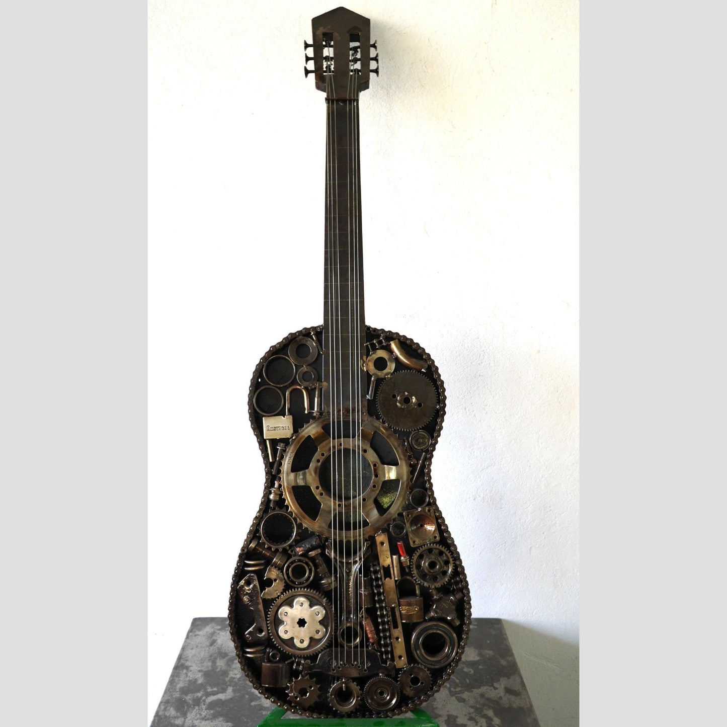 Sculpture en metal, guitare en metal, guitare en métal, guitare métallique, guitare déco, guitare mur deco, guitare mur, guitare decorative, guitare décoration murale, guitare décoration, decoration guitare, guitare pour metal, guitare métal, guitar metal, guitare electrique metal, deco guitare murale, deco guitare.