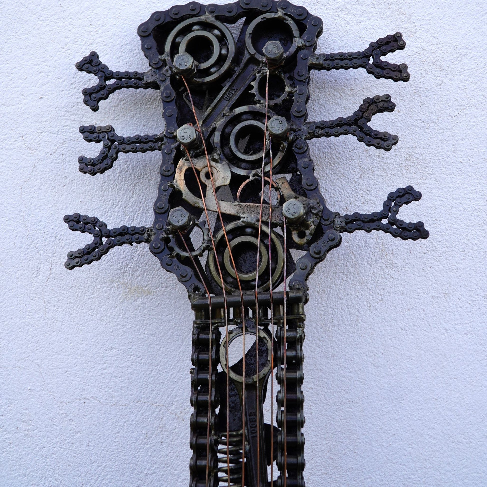 Sculpture en metal, guitare en metal, guitare en métal, guitare métallique, guitare déco, guitare mur deco, guitare mur, guitare decorative, guitare décoration murale, guitare décoration, decoration guitare, guitare pour metal, guitare métal, guitar metal, guitare electrique metal, deco guitare murale, deco guitare.