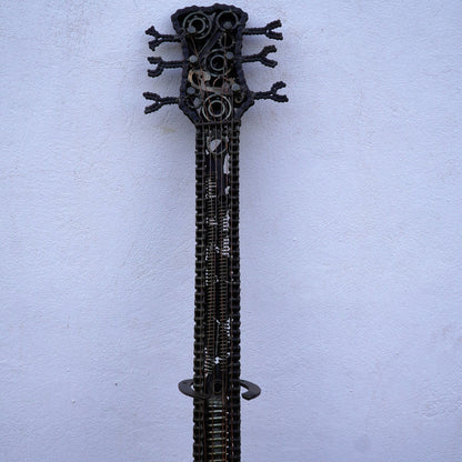 Sculpture en metal, guitare en metal, guitare en métal, guitare métallique, guitare déco, guitare mur deco, guitare mur, guitare decorative, guitare décoration murale, guitare décoration, decoration guitare, guitare pour metal, guitare métal, guitar metal, guitare electrique metal, deco guitare murale, deco guitare.