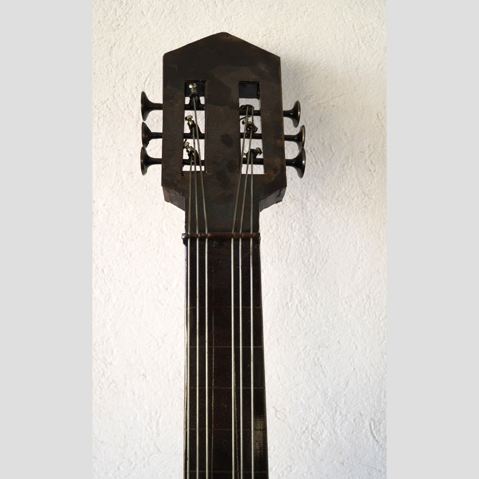 Sculpture en metal, guitare en metal, guitare en métal, guitare métallique, guitare déco, guitare mur deco, guitare mur, guitare decorative, guitare décoration murale, guitare décoration, decoration guitare, guitare pour metal, guitare métal, guitar metal, guitare electrique metal, deco guitare murale, deco guitare.