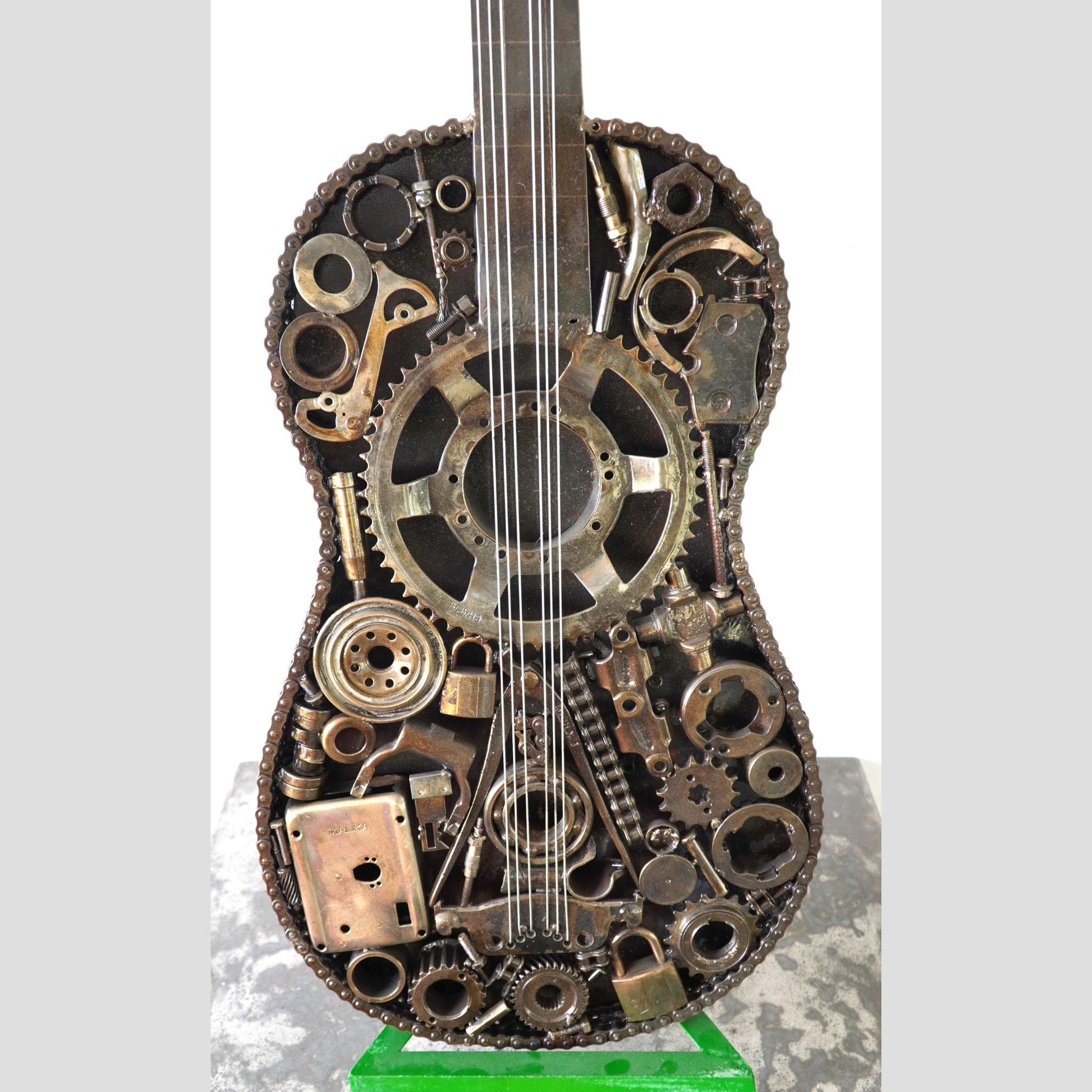 Sculpture en metal, guitare en metal, guitare en métal, guitare métallique, guitare déco, guitare mur deco, guitare mur, guitare decorative, guitare décoration murale, guitare décoration, decoration guitare, guitare pour metal, guitare métal, guitar metal, guitare electrique metal, deco guitare murale, deco guitare.