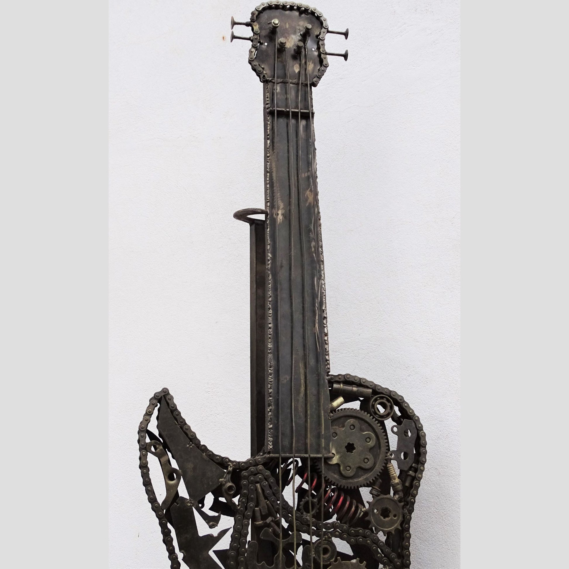 Sculpture en metal, guitare en metal, guitare en métal, guitare métallique, guitare déco, guitare mur deco, guitare mur, guitare decorative, guitare décoration murale, guitare décoration, decoration guitare, guitare pour metal, guitare métal, guitar metal, guitare electrique metal, deco guitare murale, deco guitare.
