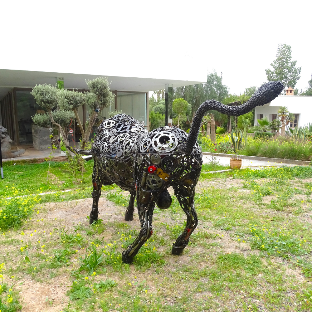 Détail des pattes du taureau en métal recyclé avec structure soudée artisanale et effet métal brut contemporain