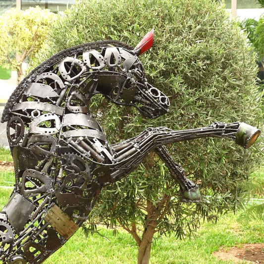 Sculpture en metal, cheval de metal, cheval mécanique, cheval mecanique, tete de cheval, statue cheval extérieur, statue cheval jardin, sculpture animaux, tête de cheval, sculpture cheval, cheval cabré, statue cheval, cheval cabre, sculpture cheval, statue equestre, cheval en bronze, decoration cheval, deco jardin metal, deco jardin, décoration fer forgé extérieur, decoration exterieur, logo cheval, cheval cabré ferrari, sculpture métal recyclé, sculpture art, sculpture en fer soudé.