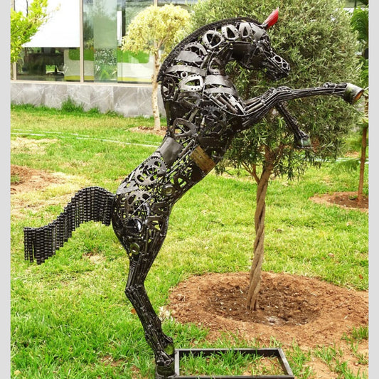 Sculpture en metal, cheval de metal, cheval mécanique, cheval mecanique, tete de cheval, statue cheval extérieur, statue cheval jardin, sculpture animaux, tête de cheval, sculpture cheval, cheval cabré, statue cheval, cheval cabre, sculpture cheval, statue equestre, cheval en bronze, decoration cheval, deco jardin metal, deco jardin, décoration fer forgé extérieur, decoration exterieur, logo cheval, cheval cabré ferrari, sculpture métal recyclé, sculpture art, sculpture en fer soudé.