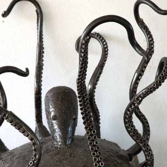 pied de table poulpe en métal, sculpture poulpe métal recyclé, base de table design tentacules, déco poulpe style industriel, pied de table artistique en fer, sculpture tentacules métal, mobilier artistique contemporain, œuvre artisanale en métal, poulpe géant décoration intérieure, art marin en métal recyclé, pied de table original poulpe, sculpture métal pour meuble, mobilier métal fait main.