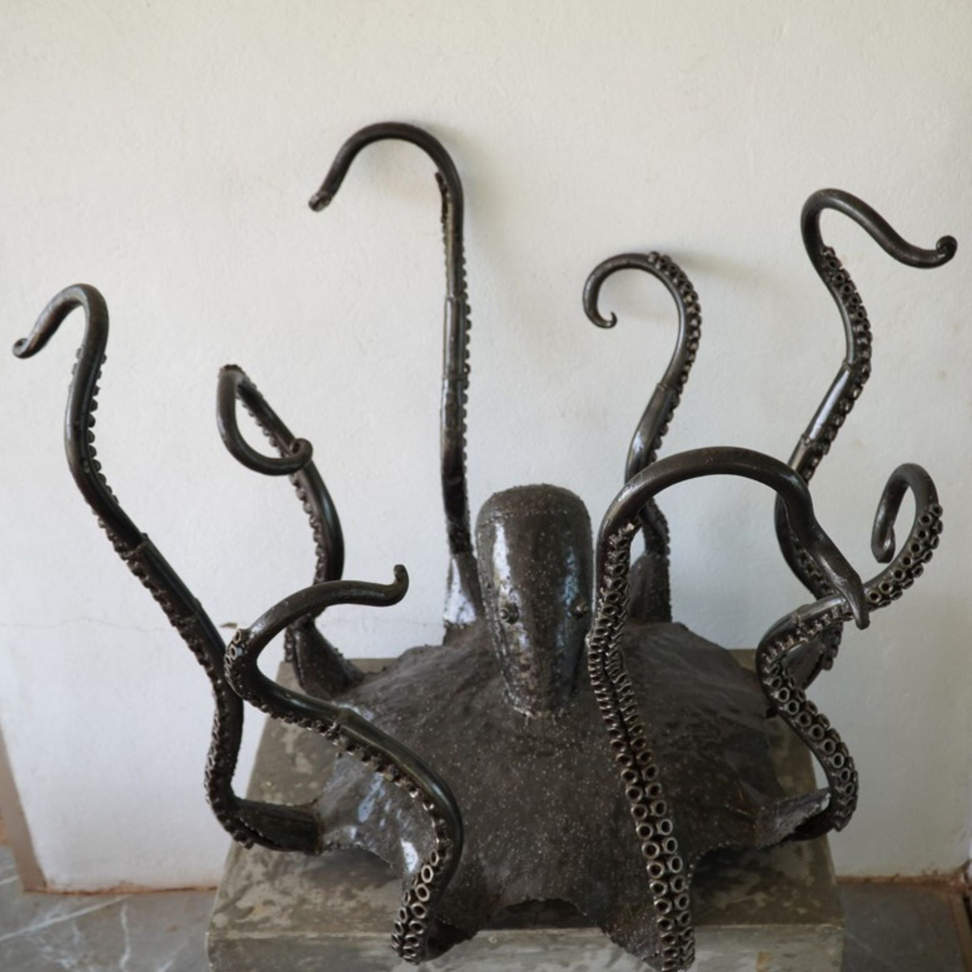 pied de table poulpe en métal, sculpture poulpe métal recyclé, base de table design tentacules, déco poulpe style industriel, pied de table artistique en fer, sculpture tentacules métal, mobilier artistique contemporain, œuvre artisanale en métal, poulpe géant décoration intérieure, art marin en métal recyclé, pied de table original poulpe, sculpture métal pour meuble, mobilier métal fait main.
