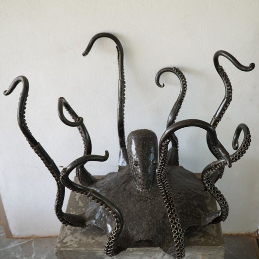 pied de table poulpe en métal, sculpture poulpe métal recyclé, base de table design tentacules, déco poulpe style industriel, pied de table artistique en fer, sculpture tentacules métal, mobilier artistique contemporain, œuvre artisanale en métal, poulpe géant décoration intérieure, art marin en métal recyclé, pied de table original poulpe, sculpture métal pour meuble, mobilier métal fait main.
