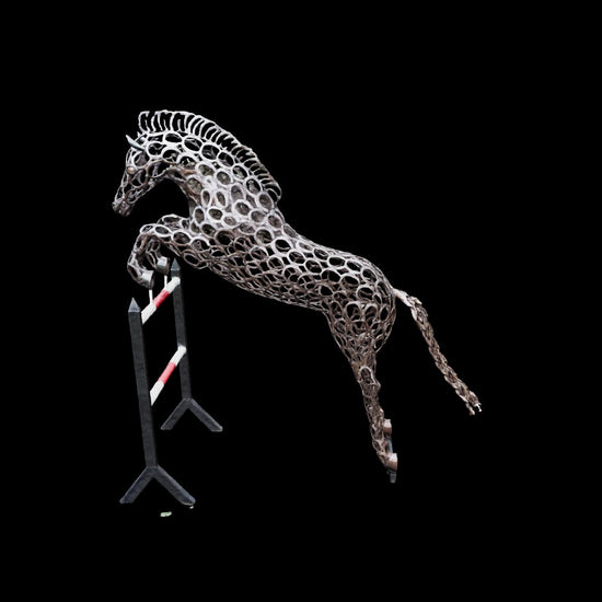 Le cheval en saut d’obstacle structure l’espace extérieur avec une présence artistique expressive