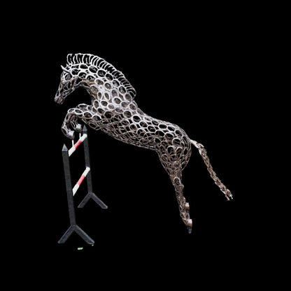 Le cheval en saut d’obstacle structure l’espace extérieur avec une présence artistique expressive