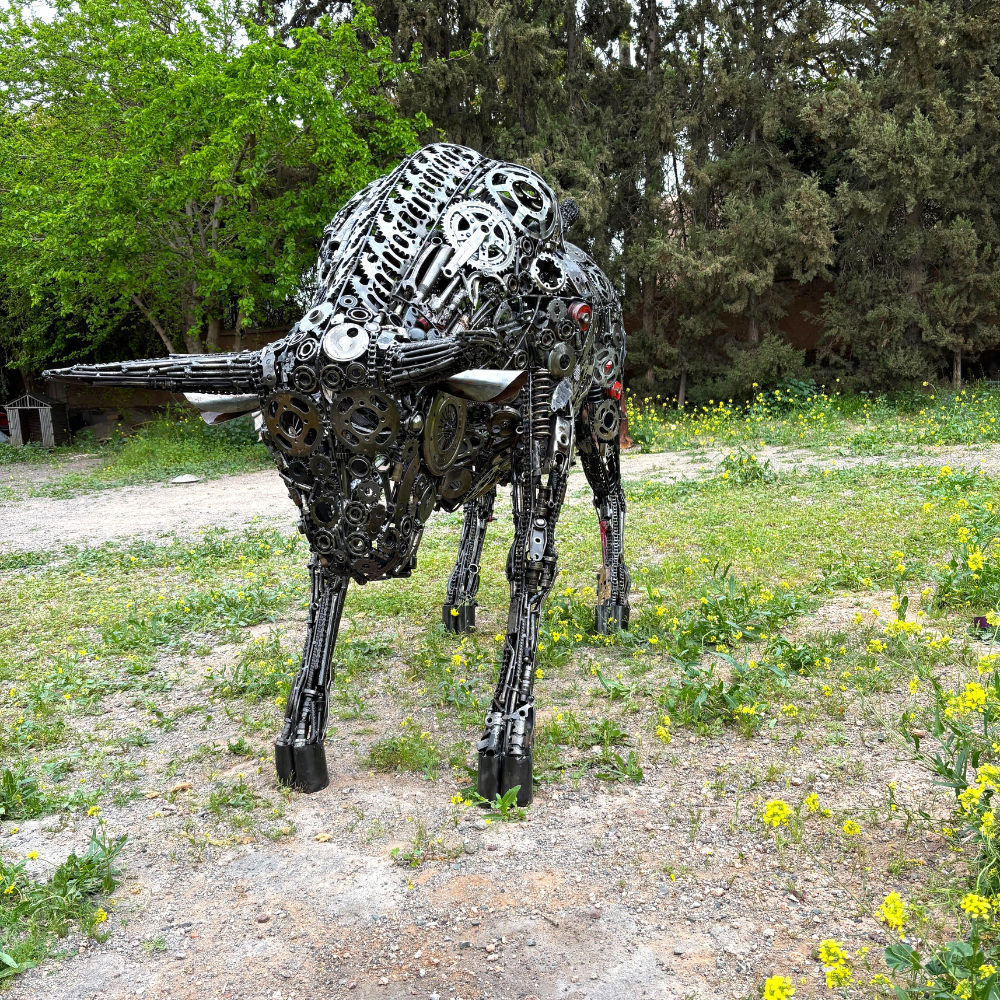 Détail latéral de la sculpture taureau en métal recyclé montrant les volumes et le travail du métal assemblé