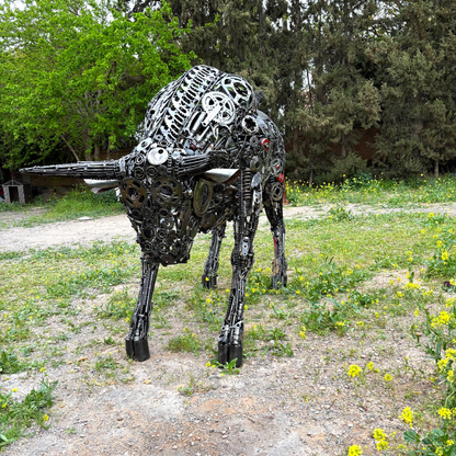 Détail latéral de la sculpture taureau en métal recyclé montrant les volumes et le travail du métal assemblé