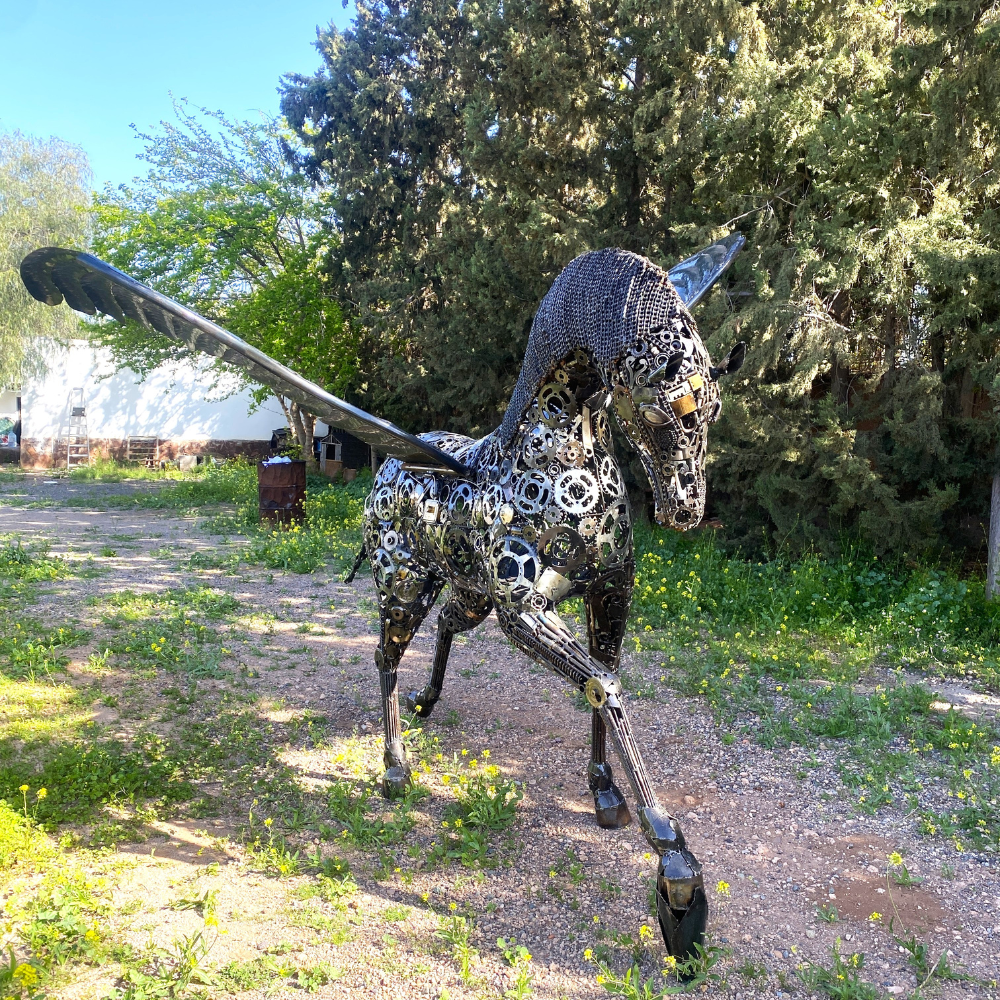 Le profil du Pégase révèle l’équilibre des proportions et le dynamisme de la sculpture