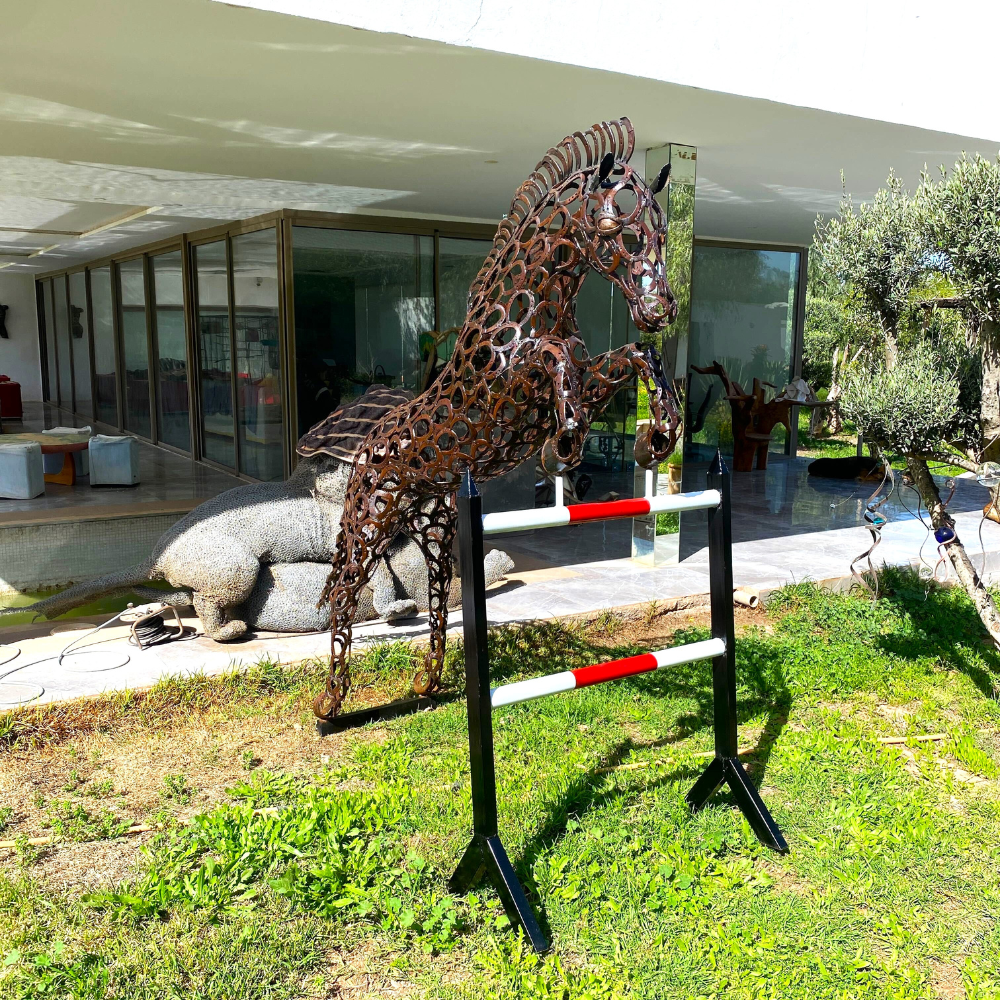 Vue de profil cheval en fers à cheval recyclés avec posture suspendue et finition métal brut