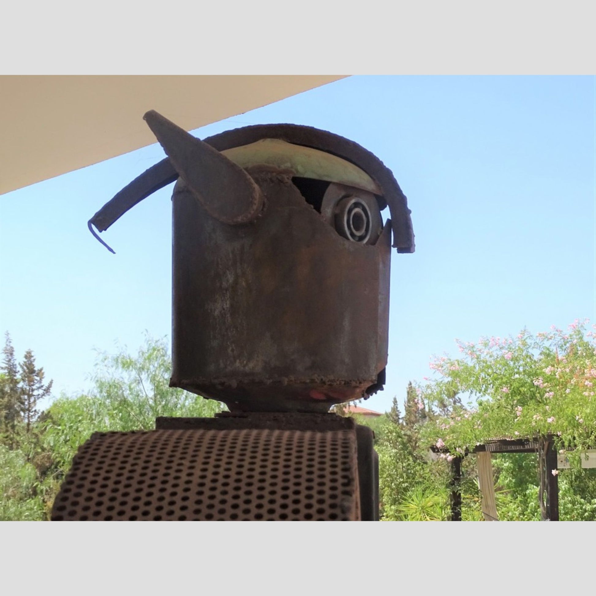 sculpture robot, robot sculpture, sculpture robot metal, robot deco, robot geant, sculpture acier, deco metal jardin, sculpture jardin, statue de jardin, statue exterieur, deco metal jardin, décora-tion, sculpture ferraille, sculpture en fer soudé, sculpture métal recyclé, sculpture art, décoration fer forgé extérieur, decoration exterieur, sculpture en metal.