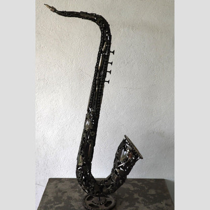 Saxophone en métal recyclé posé dans un intérieur contemporain avec finition artisanale métal brut