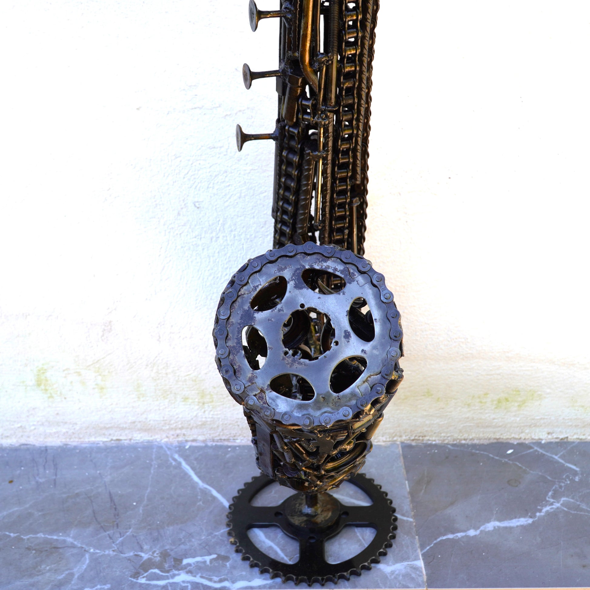Sculpture saxophone métal recyclé pour décoration intérieure style industriel et musical