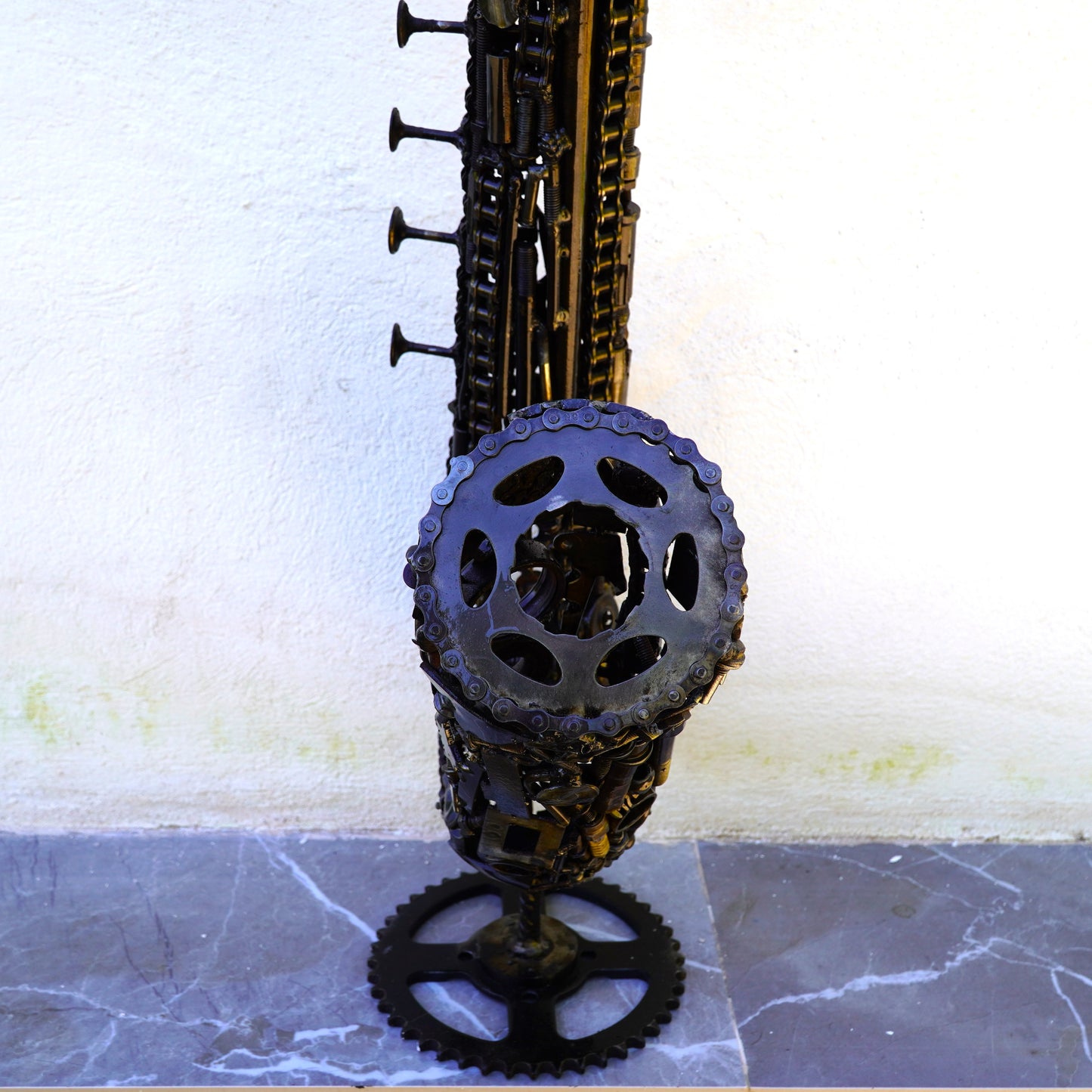 Sculpture saxophone métal recyclé pour décoration intérieure industrielle