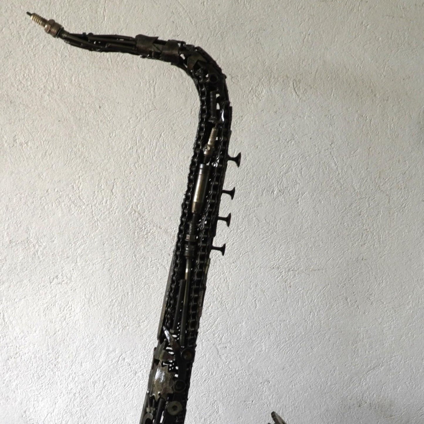 Corps de saxophone en métal recyclé avec éléments soudés à la main et finition métal brut naturelle