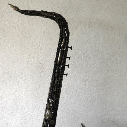 Corps de saxophone en métal recyclé avec éléments soudés à la main et finition métal brut naturelle