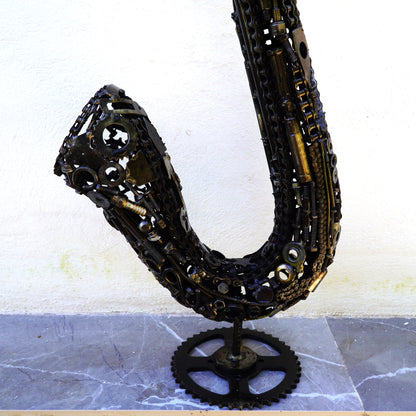 Détail sculpture saxophone en métal recyclé avec soudures et textures industrielles