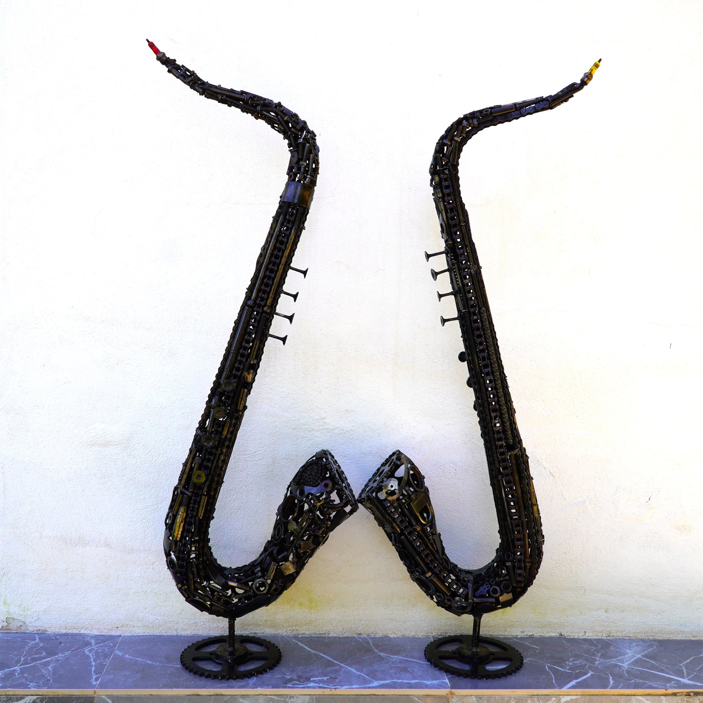 Saxophone en métal recyclé sculpture décorative artisanale pour salon ou restaurant