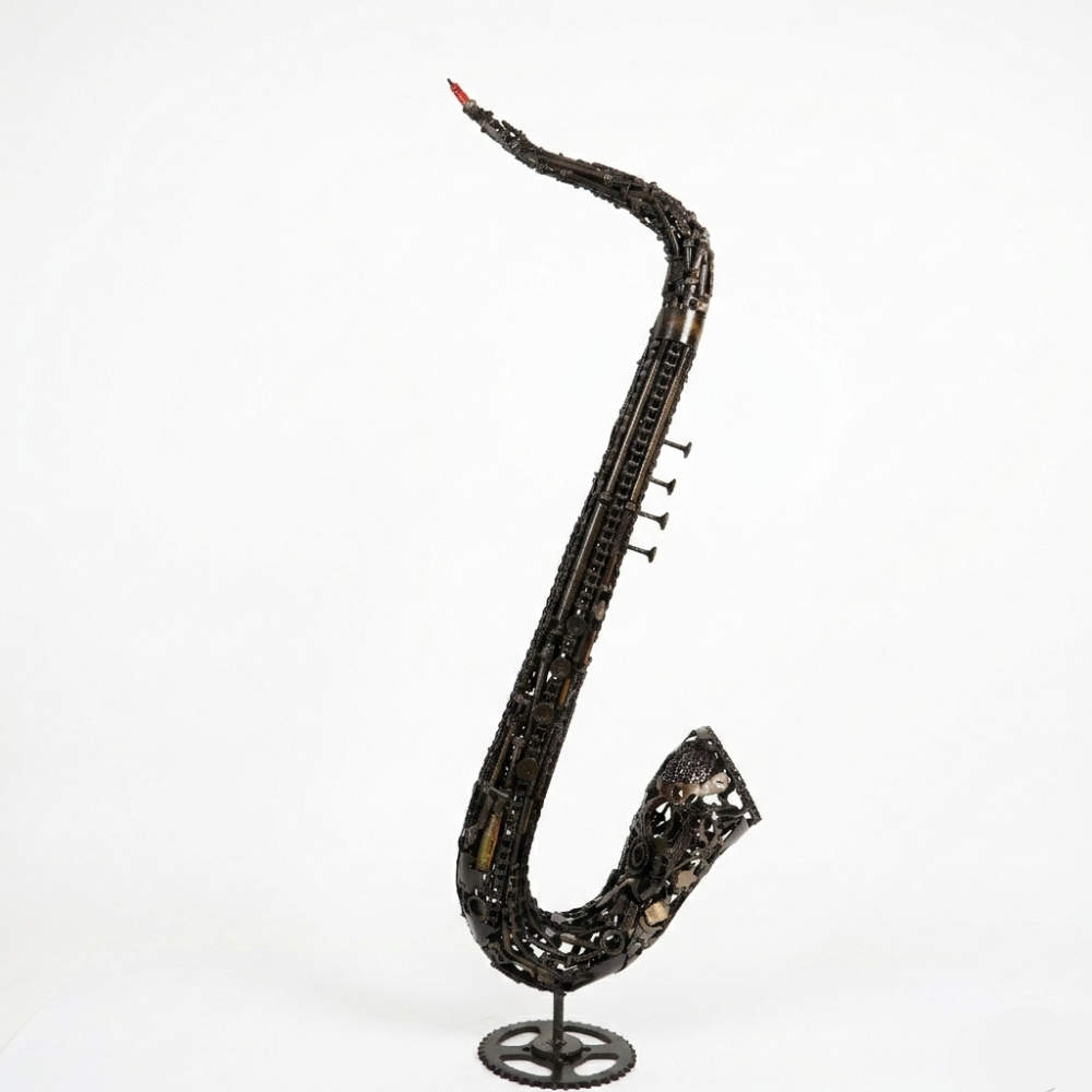 Sculpture saxophone en métal recyclé décoration artistique style industriel